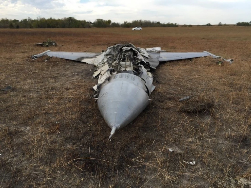 Illustration for article titled This F-16 Viper Managed To Fly Back To Base Missing Half A Wing